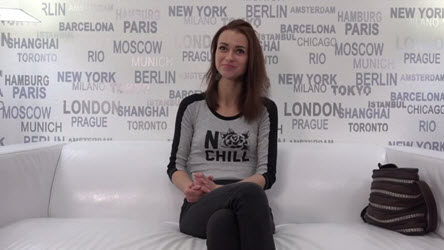 Высокая худышка рассказала о себе, а после дала молодчику с