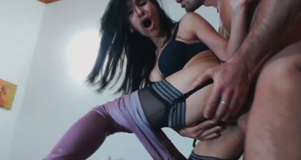 Щетинистый мачо жестко разъебал жопу мелкой сучки в черном