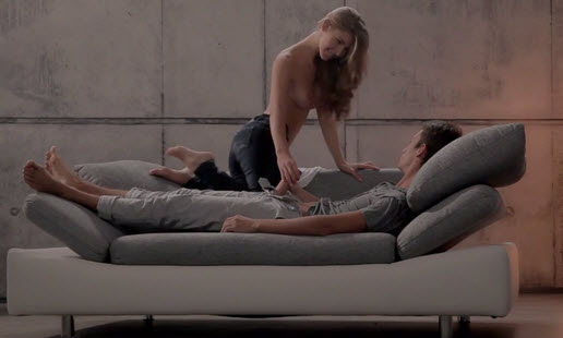 Анжелика вскружила голову любимому парню эротичными движениями и