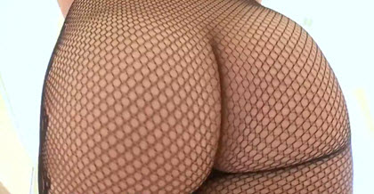 Шлюховатая блонди возбудила пихаря сочными ягодицами и оралом с