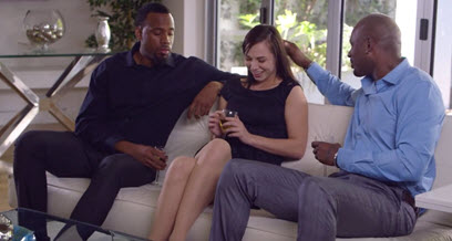 Двое богатых афроамериканцев пригласили белую студентку, чтобы