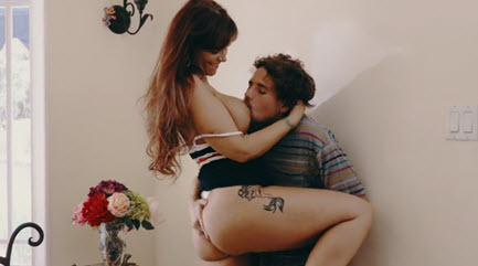 Зрелая мамаша не намерена упускать возможность поебаться с